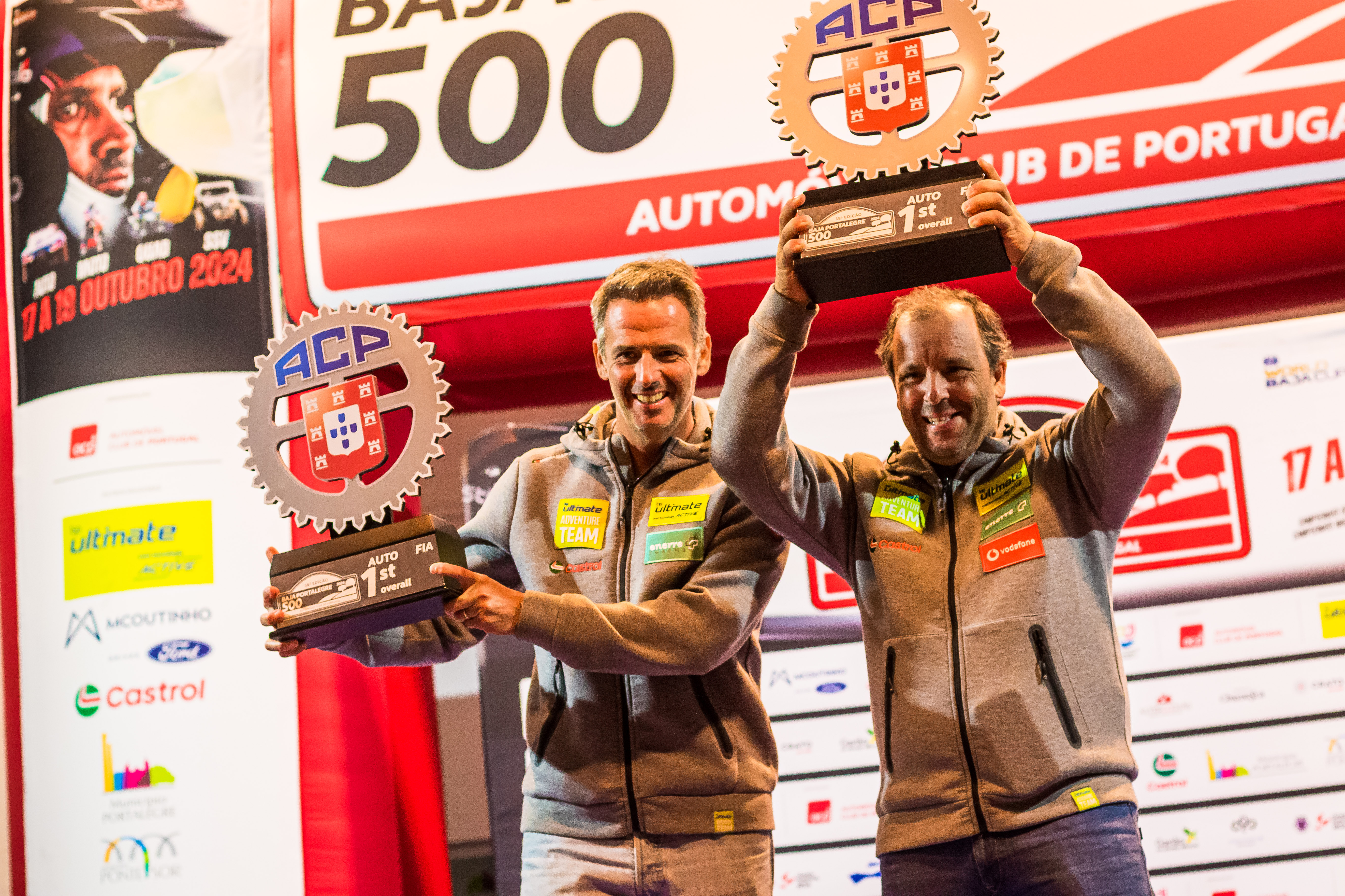 Paulo Fiúza e Miguel Barbosa erguem os troféus de vencedores da Baja Portalegre 500 de 2024