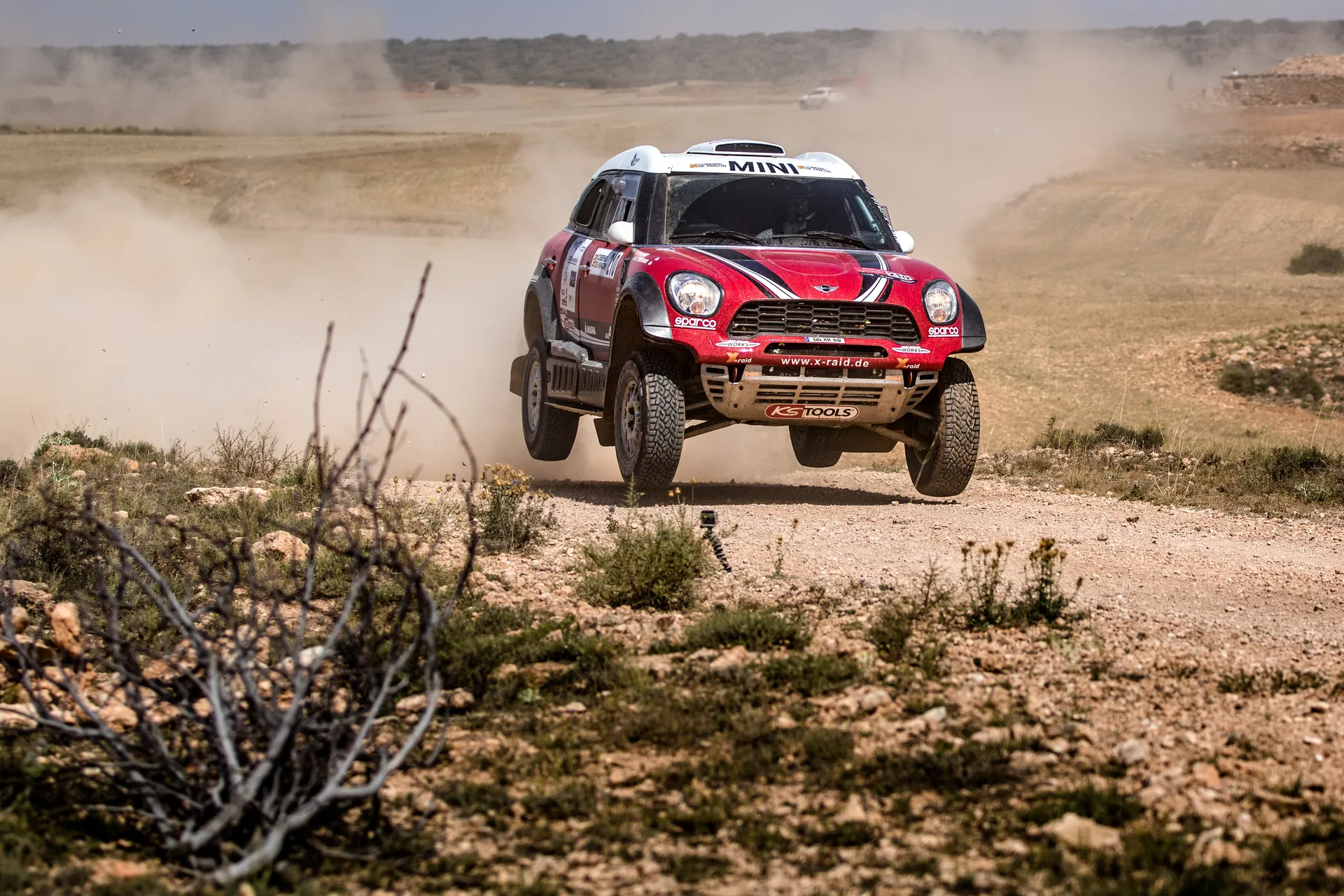 Mini All4 vermelho em voo sobre o terreno de Teruel na Baja Aragón 2017