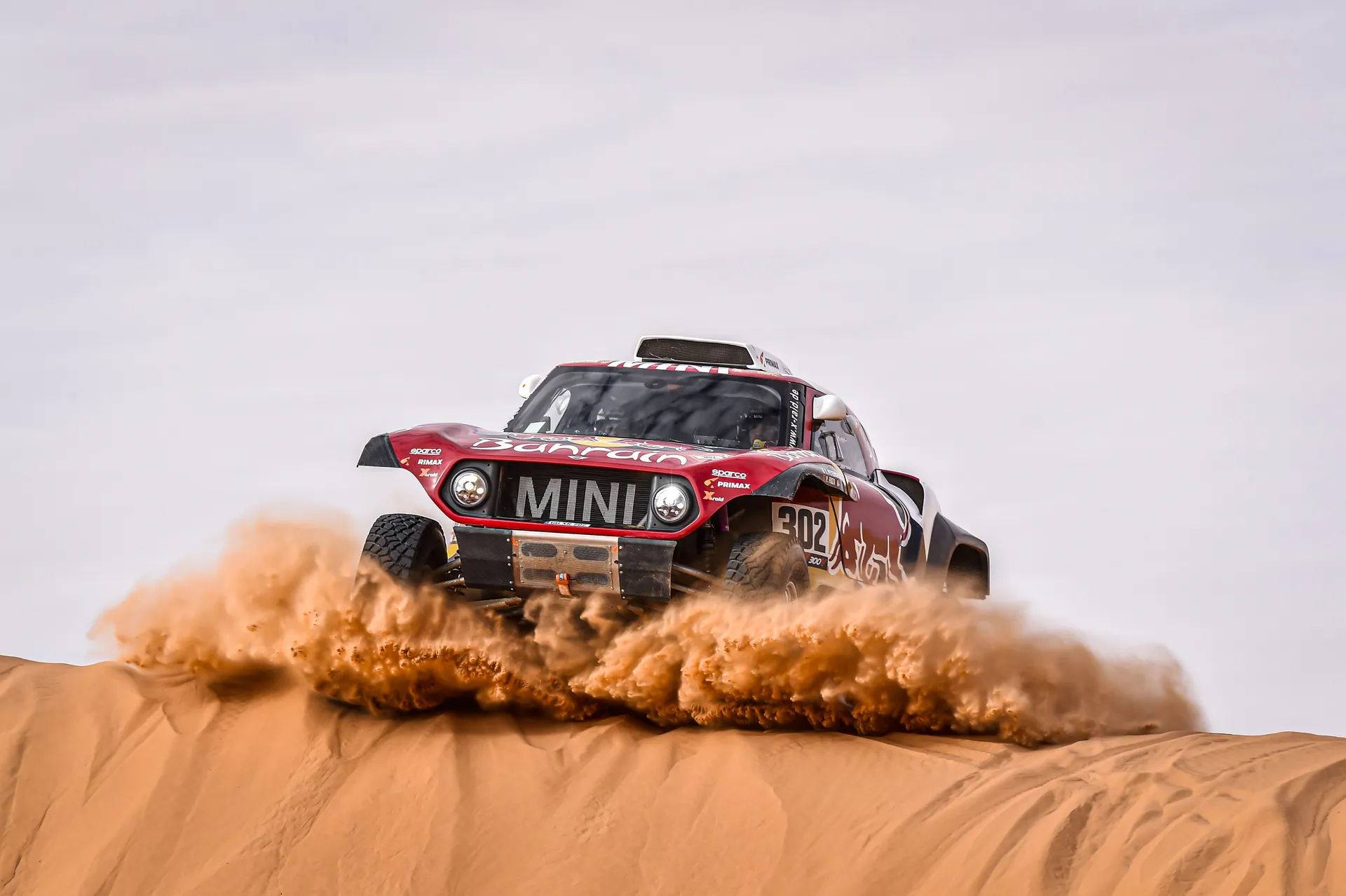 O Mini de Stéphane Peterhansel e Paulo Fiúza a galgar uma duna no Dakar 2020