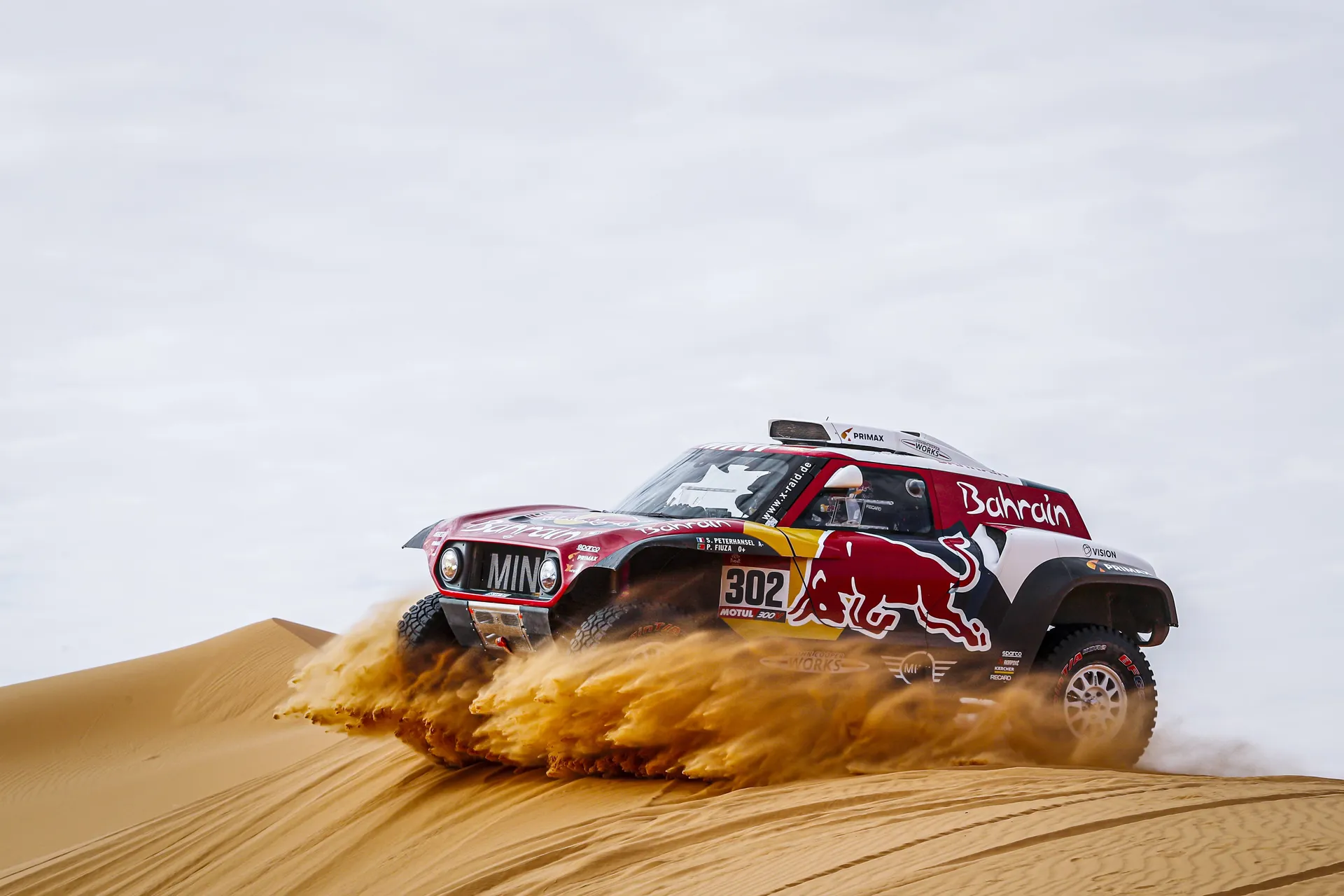 O Mini 302 de Peterhansel e Paulo Fiúza a galgar uma duna no Dakar 2020
