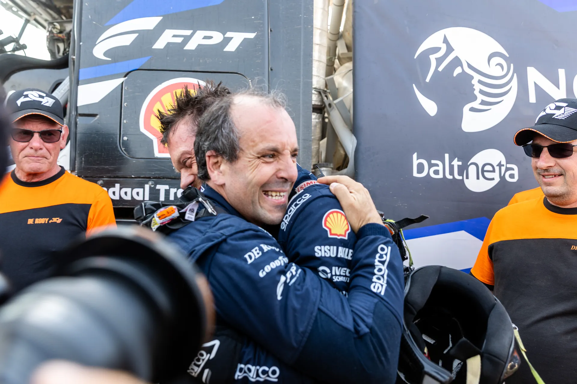 Paulo Fiúza recebe um abraço emocionado na chegada do Dakar 2026