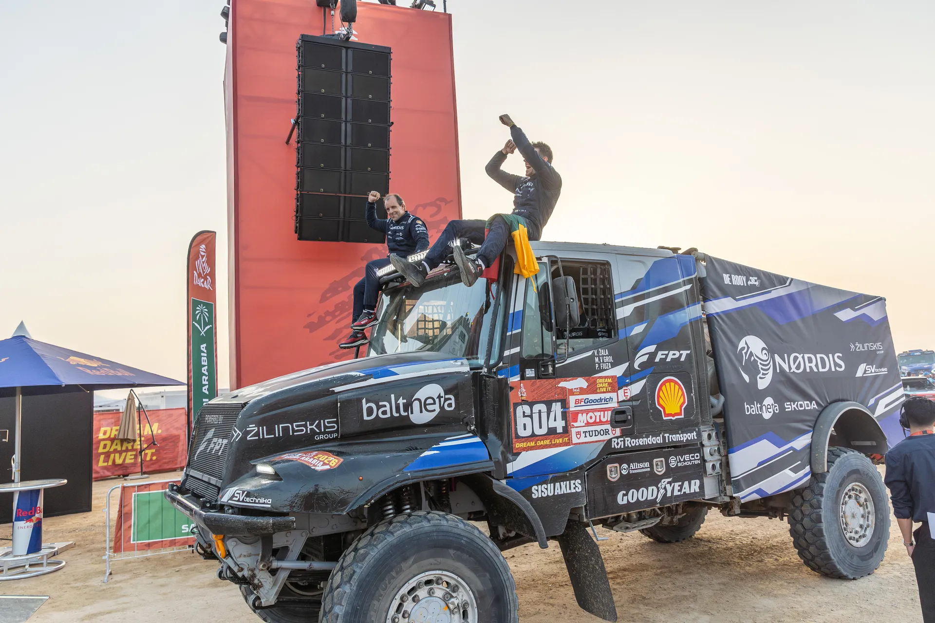 A equipa NORDIS celebra em cima do camião 604 após a vitória no Dakar 2026