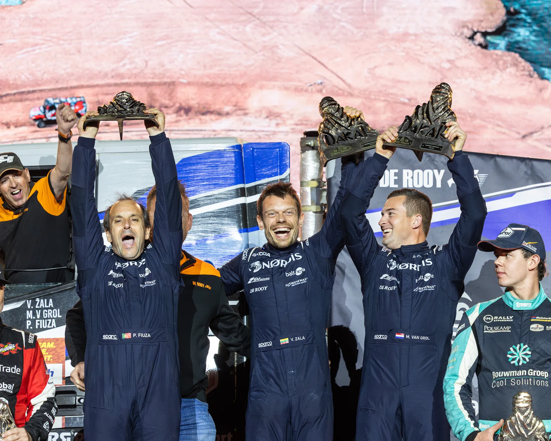 Paulo Fiúza, Vaidotas Zala e Max van Grol erguem os troféus de vencedores do Dakar 2026
