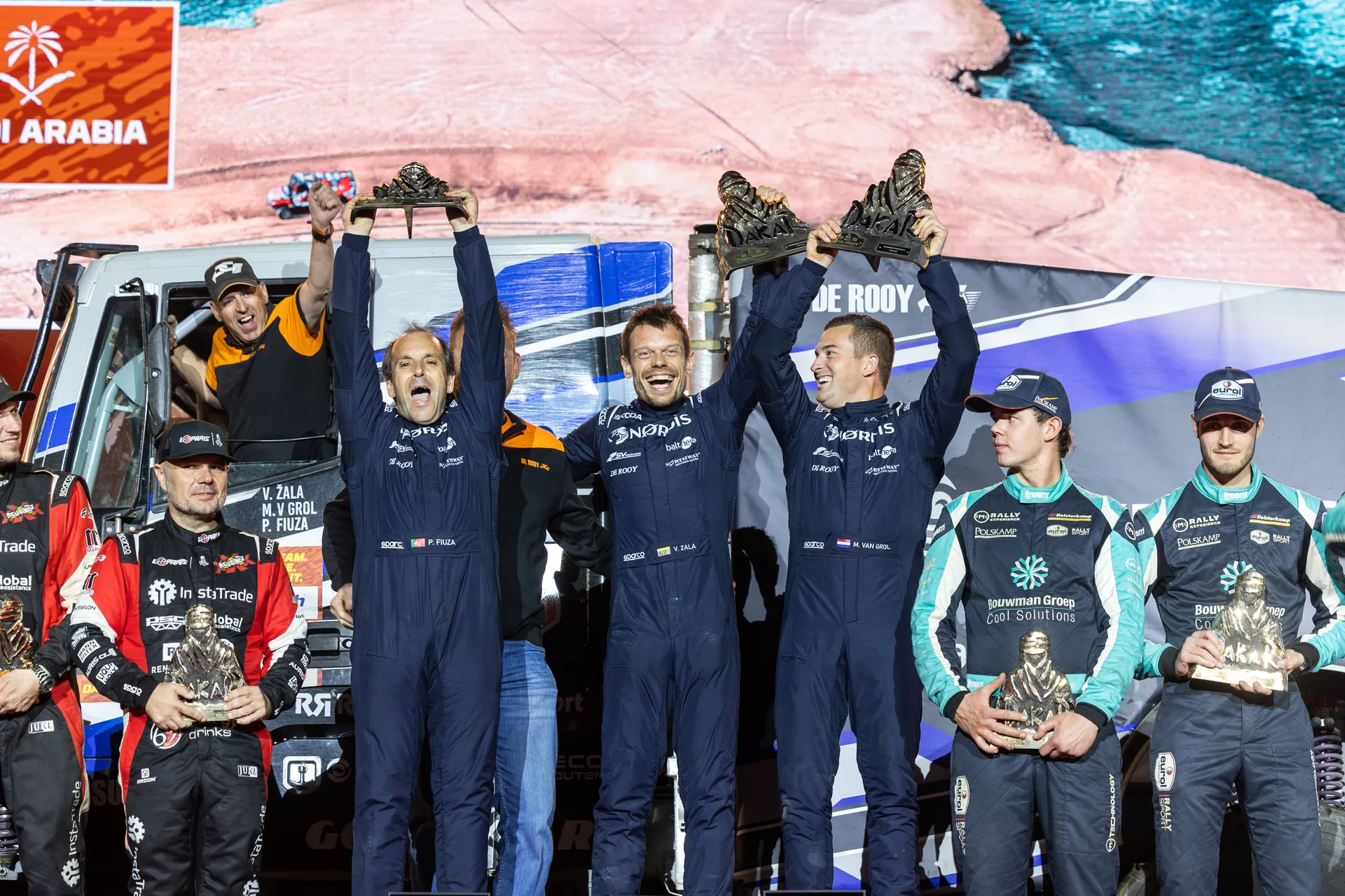 A equipa NORDIS a celebrar com os troféus no palco do Dakar 2026