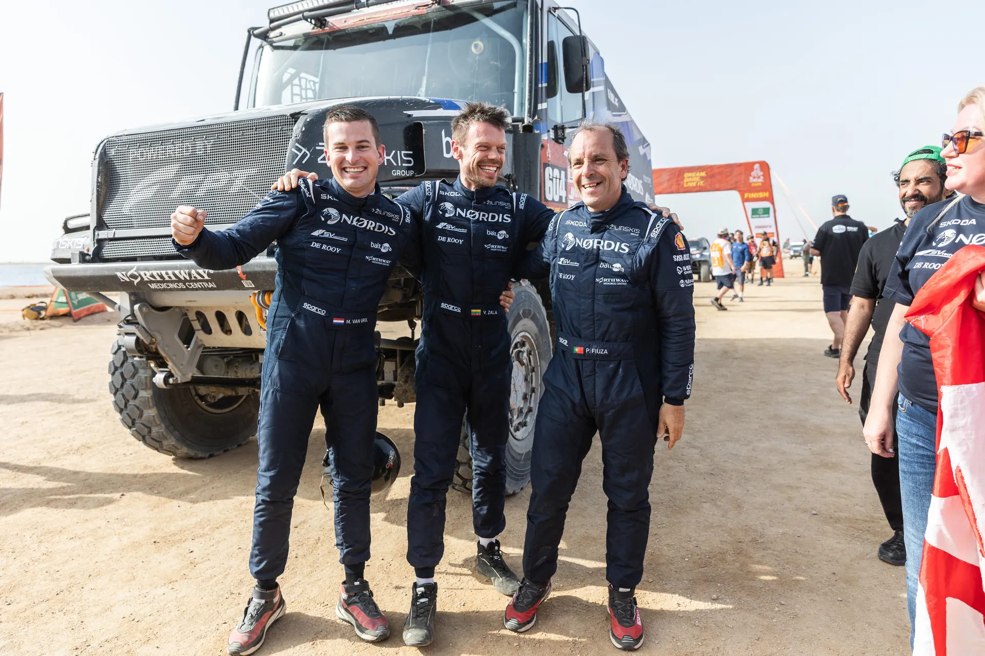 O trio vencedor da NORDIS (Paulo Fiúza, Vaidotas Zala e Max van Grol) na chegada do Dakar 2026