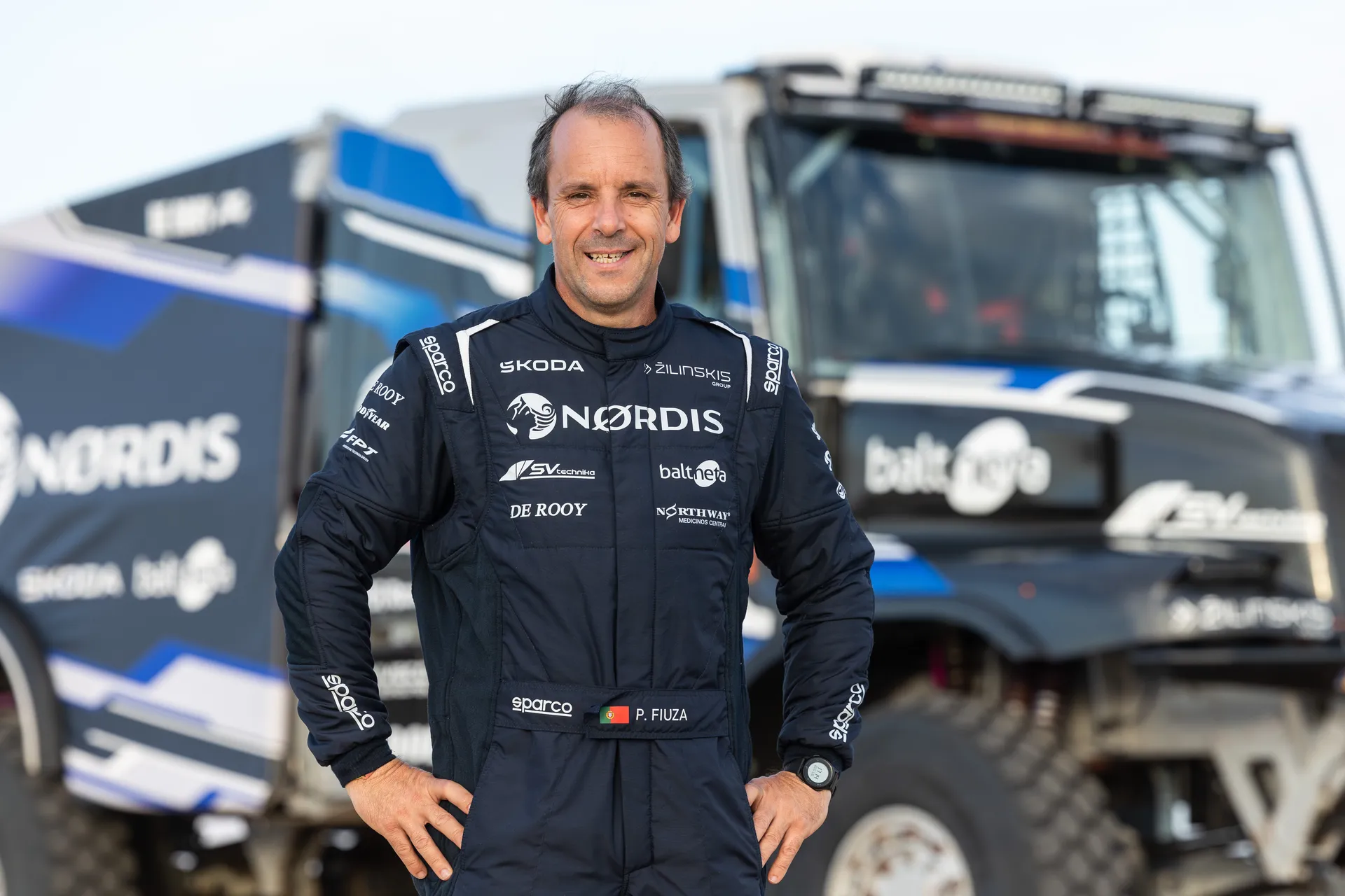 Retrato de Paulo Fiúza com o fato de competição nas cores da NORDIS