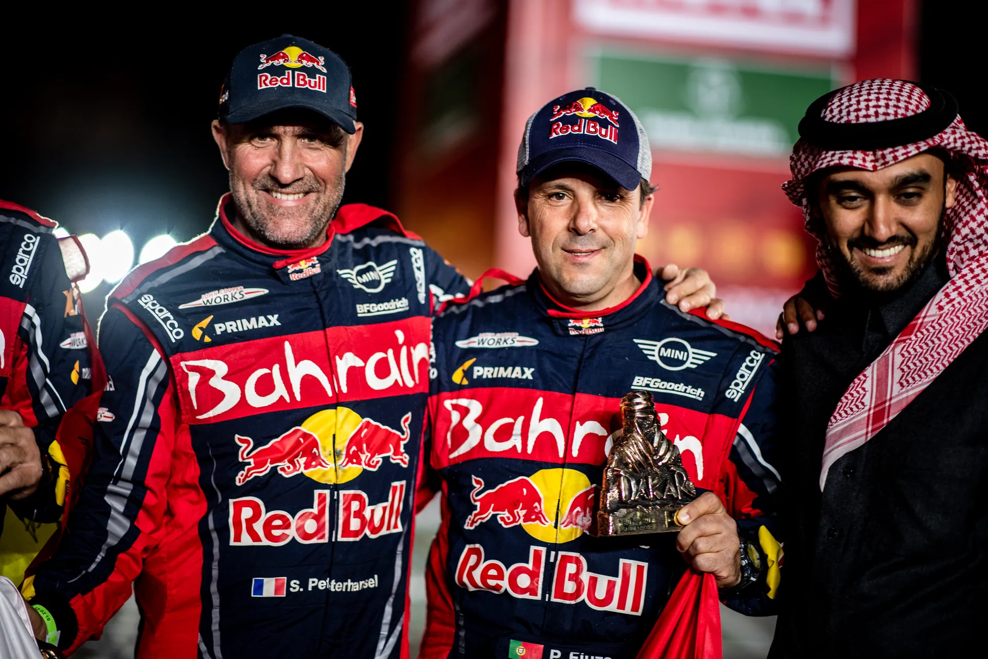 Stéphane Peterhansel e Paulo Fiúza com o troféu do pódio do Dakar 2020