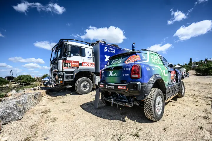Andalucía Rally 2021: Mini and truck parked in service area