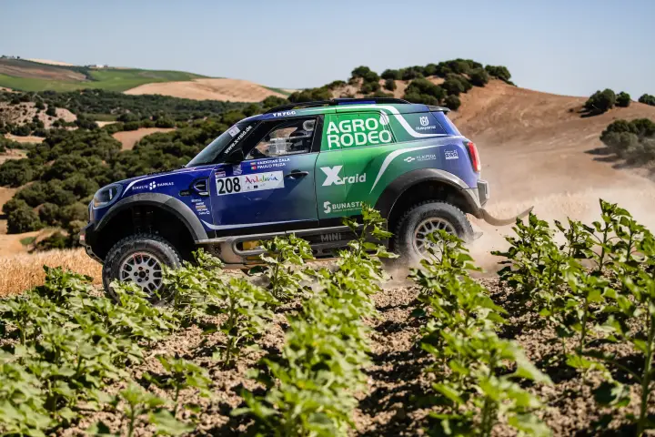 Andalucía Rally 2021: Mini jumping past green crop field