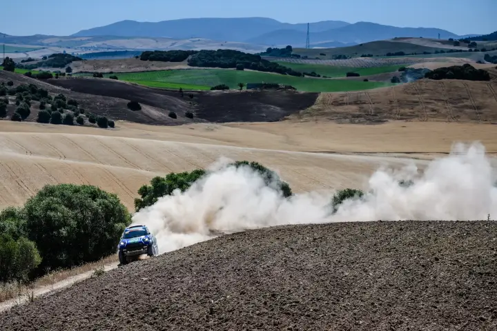 Andalucía Rally 2021: Mini raising dust cloud over harvested rolling hills