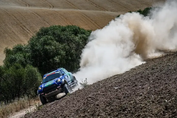 Andalucía Rally 2021: Mini climbing hill past green bush with dust