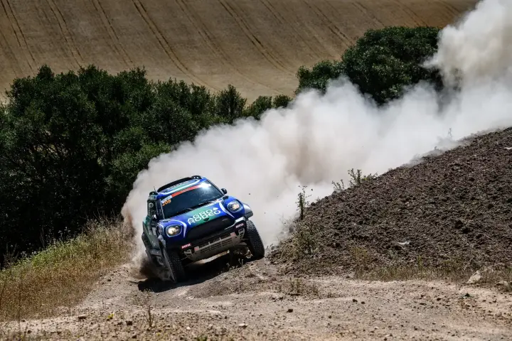 Andalucía Rally 2021: Mini descending steep hillside with large dust cloud