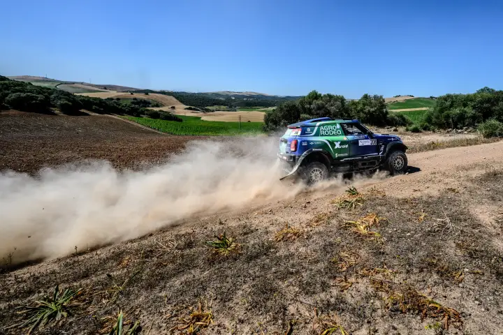 Andalucía Rally 2021: Mini kicking up dry mud near green field