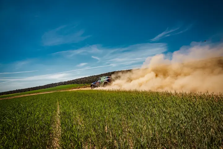 Andalucía Rally 2021: Mini raising dust cloud over green field