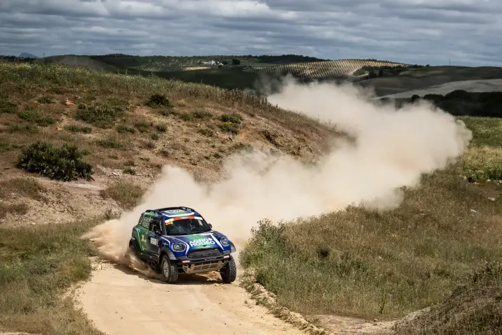 Andalucía Rally 2021: Mini raising dust on hilly Andalusian track