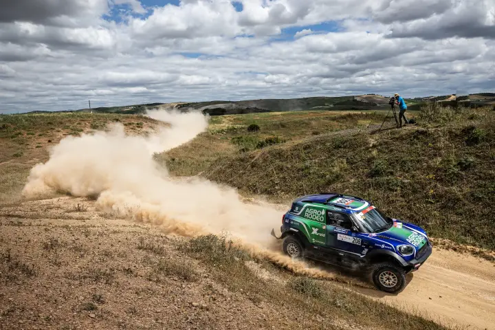 Andalucía Rally 2021: Mini drifting dusty corner with photographers watching
