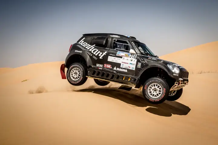 Abu Dhabi Desert Challenge 2018: Mini fully airborne jumping off desert dune