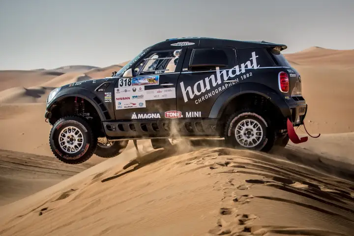 Abu Dhabi Desert Challenge 2018: Mini airborne over desert dune at high speed