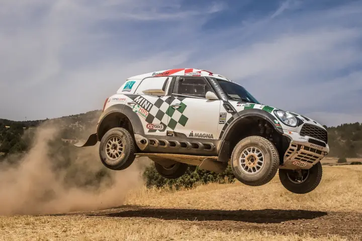 Baja Aragón 2016: Mini 4x4 airborne over Spanish desert terrain