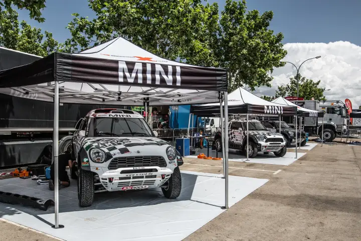 Baja Aragón 2016: Mini rally cars parked under team service tent