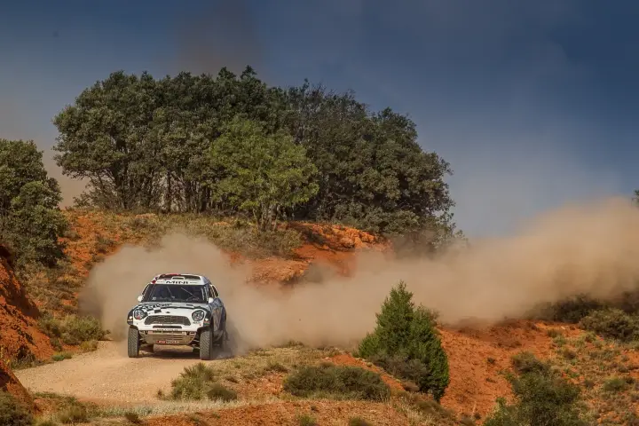 Baja Aragón 2016: Mini racing on red dirt road through trees