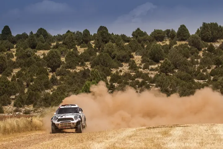 Baja Aragón 2016: Mini 4x4 raising dust cloud on dry field