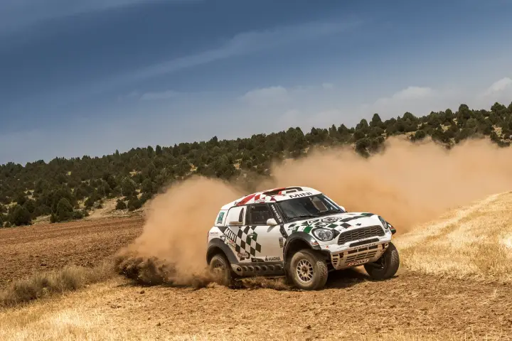 Baja Aragón 2016: Mini rally car turning hard on dry Spanish field