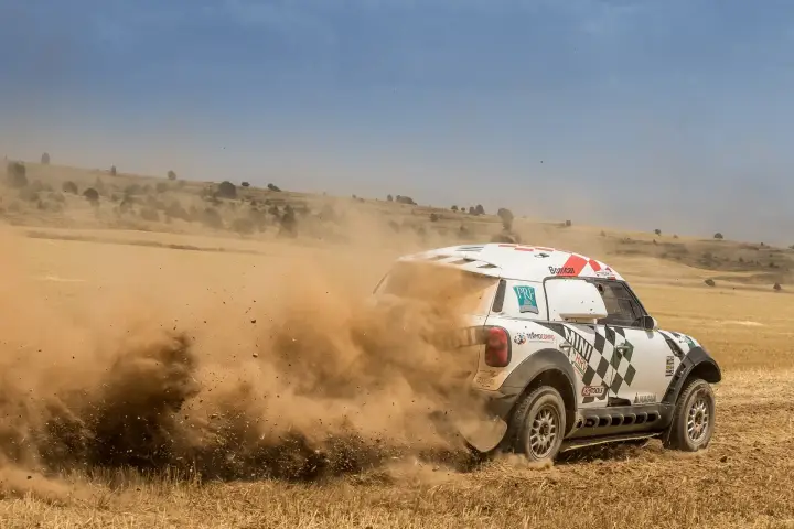 Baja Aragón 2016: rally car from behind kicking up dirt cloud