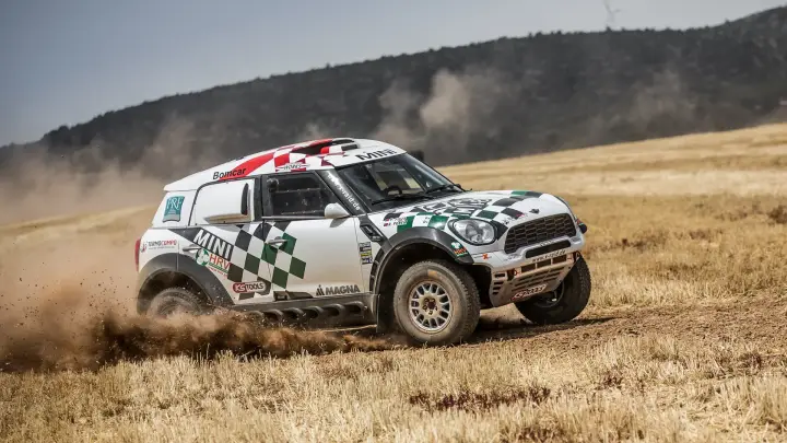 Baja Aragón 2016: Mini 4x4 racing fast on dry grass field