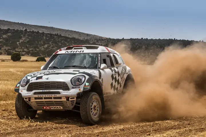 Baja Aragón 2016: Mini 4x4 racing through dry farmland with dust