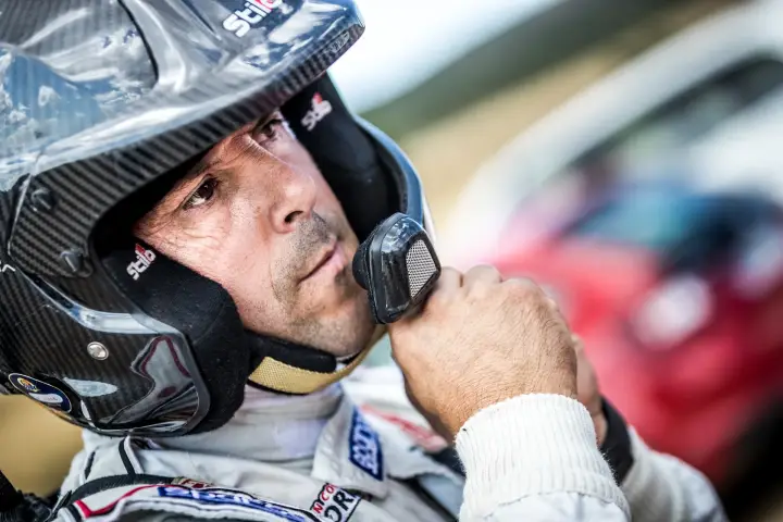 Baja Aragón 2017: driver fastening helmet strap before race start