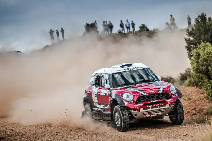 Baja Aragón 2017: red Mini racing with spectators watching from hilltop