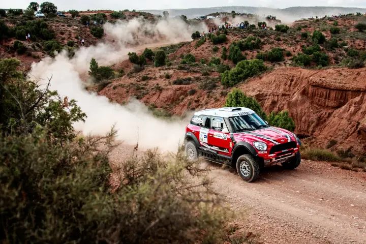 Baja Aragón 2017: red Mini navigating red canyon terrain with dust