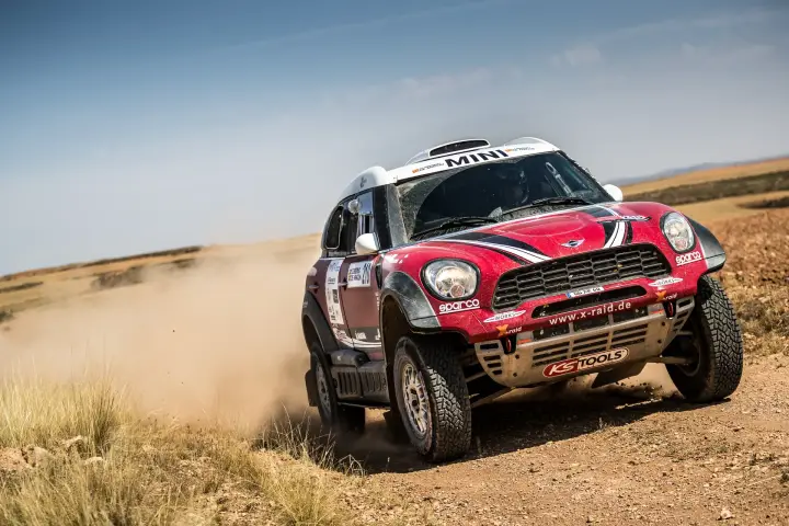 Baja Aragón 2017: red Mini charging forward on dry Spanish plain