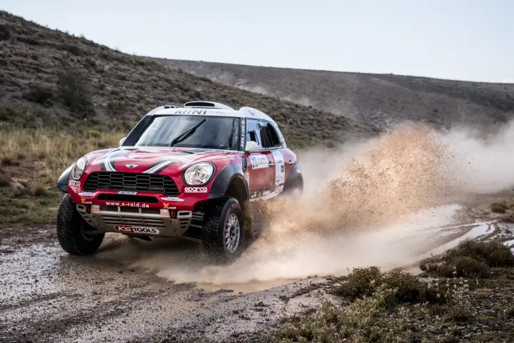 Baja Aragón 2017: red Mini splashing through muddy water crossing