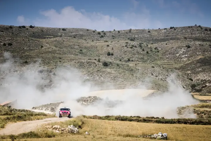 Baja Aragón 2017: wide view of red Mini racing through arid valley