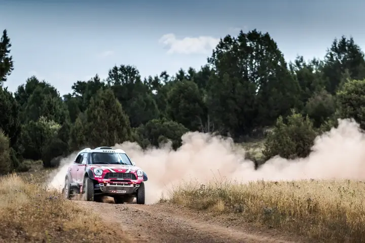 Baja Aragón 2017: red Mini racing through dusty pine forest track