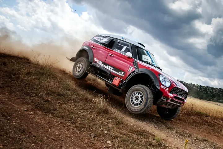 Baja Aragón 2017: red Mini leaning hard on hillside dirt corner