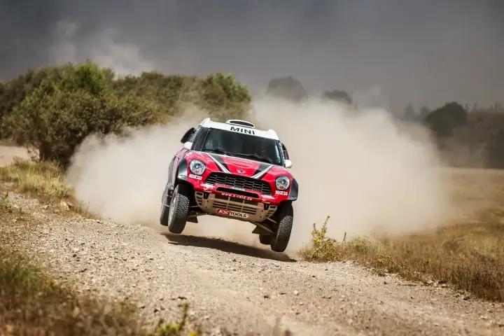 Baja Aragón 2017: red Mini launching off ground on gravel track