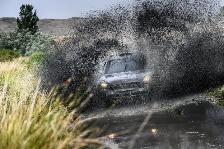 Baja Aragón 2021: dark Mini plowing through flooded riverside in rain