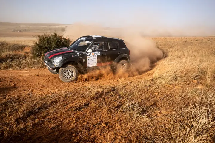 Baja Aragón 2021: dark Mini powersliding on red dry Spanish scrubland