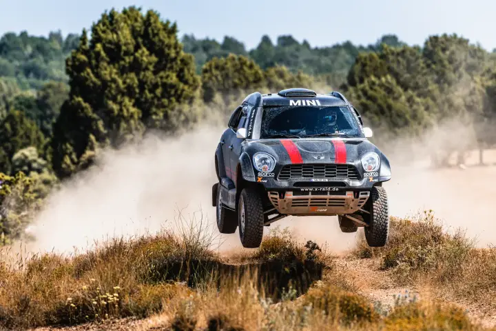 Baja Aragón 2021: dark Mini airborne jumping over pine forest track