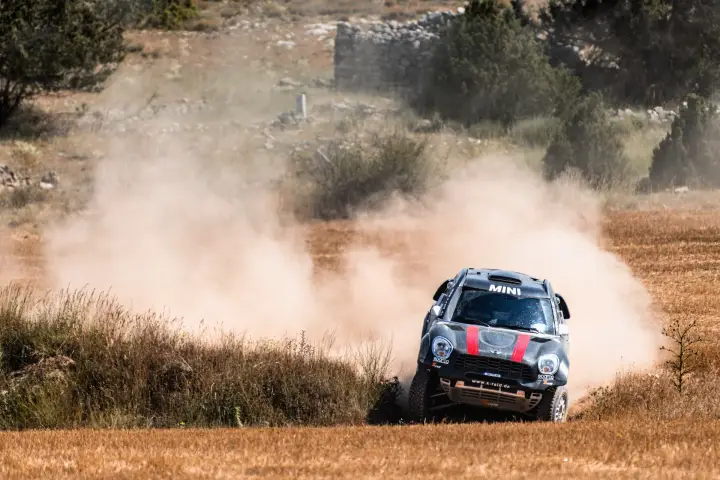 Baja Aragón 2021: dark Mini drifting on dry golden farmland track