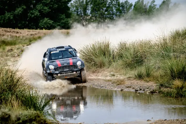 Baja Aragón 2021: dark Mini splashing through shallow river water crossing