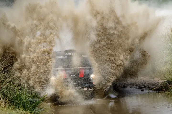 Baja Aragón 2021: dark Mini blasting through river with huge water wall