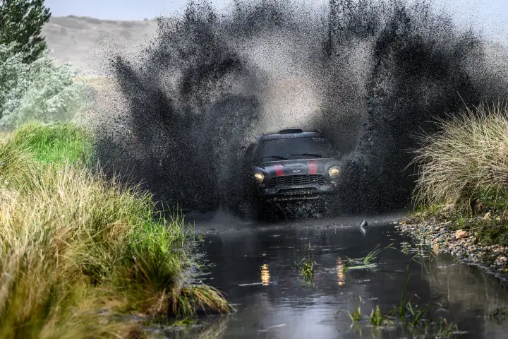 Baja Aragón 2021: dark Mini charging head-on through flooded river crossing