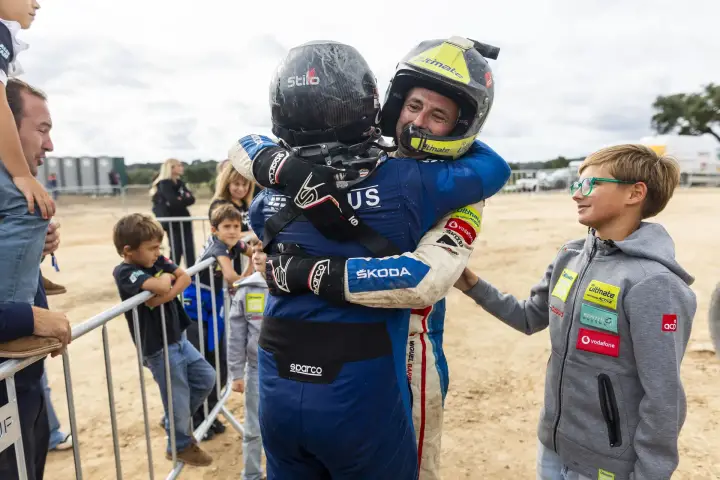 Baja Portalegre 500 2024: Two drivers hugging after race finish