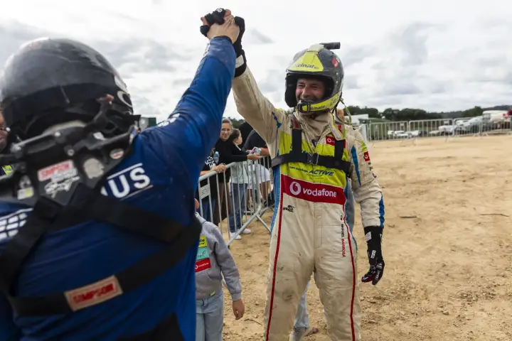 Baja Portalegre 500 2024: Two drivers raising hands in victory celebration