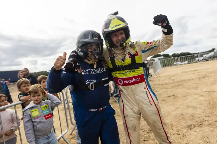 Baja Portalegre 500 2024: Two drivers celebrating cheerfully with crowd