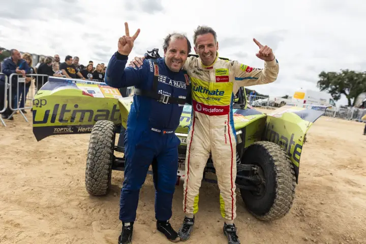 Baja Portalegre 500 2024: Two winners pose with victory sign and buggy